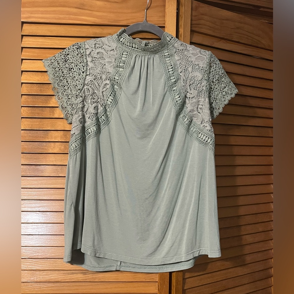 🔥 Cable & Gauge Lace Green Mock neck Blouse - Picture 2 of 5